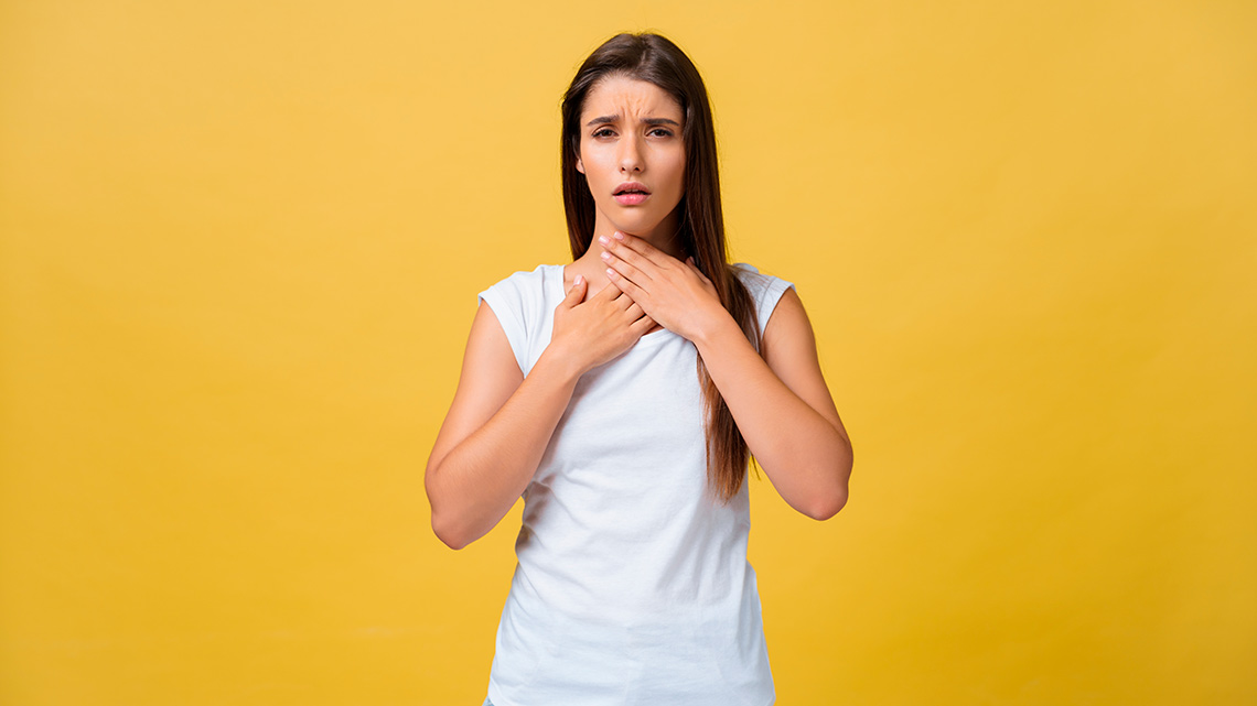Joven con problemas de cáncer de cabeza y cuello