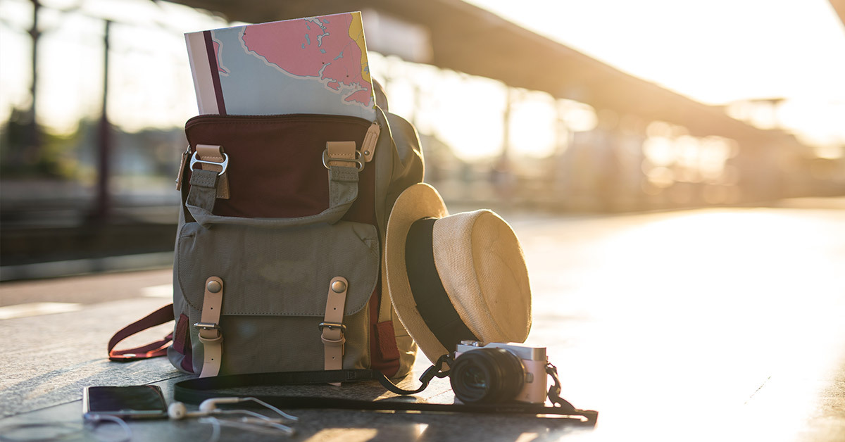 Quieres viajar en avión solo con equipaje de mano? Esto es lo que debes  tener en cuenta - Revista Lazos