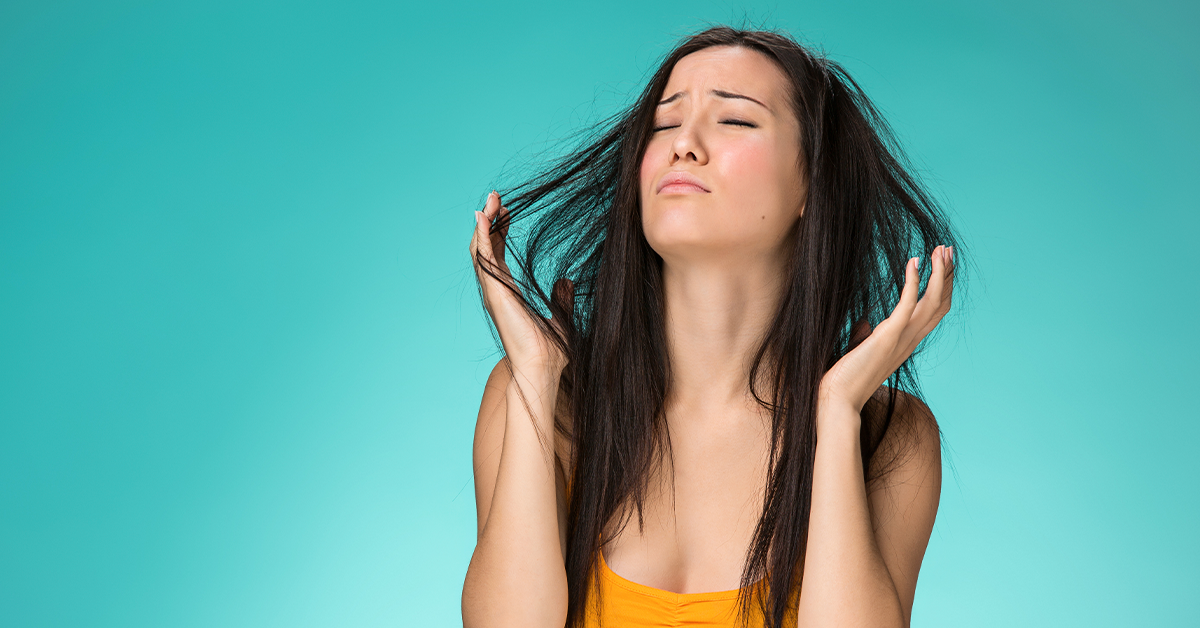 ¿Sabes qué es la piedrilla en el cabello y cómo combatirla?