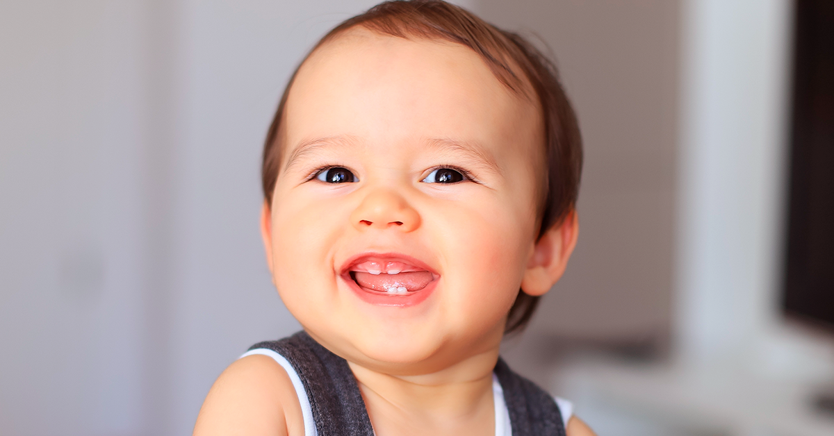 No le salen los dientes aún a mi bebé. ¿Es normal?