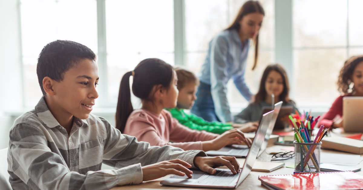 Educación híbrida: la fusión de lo presencial y lo virtual.